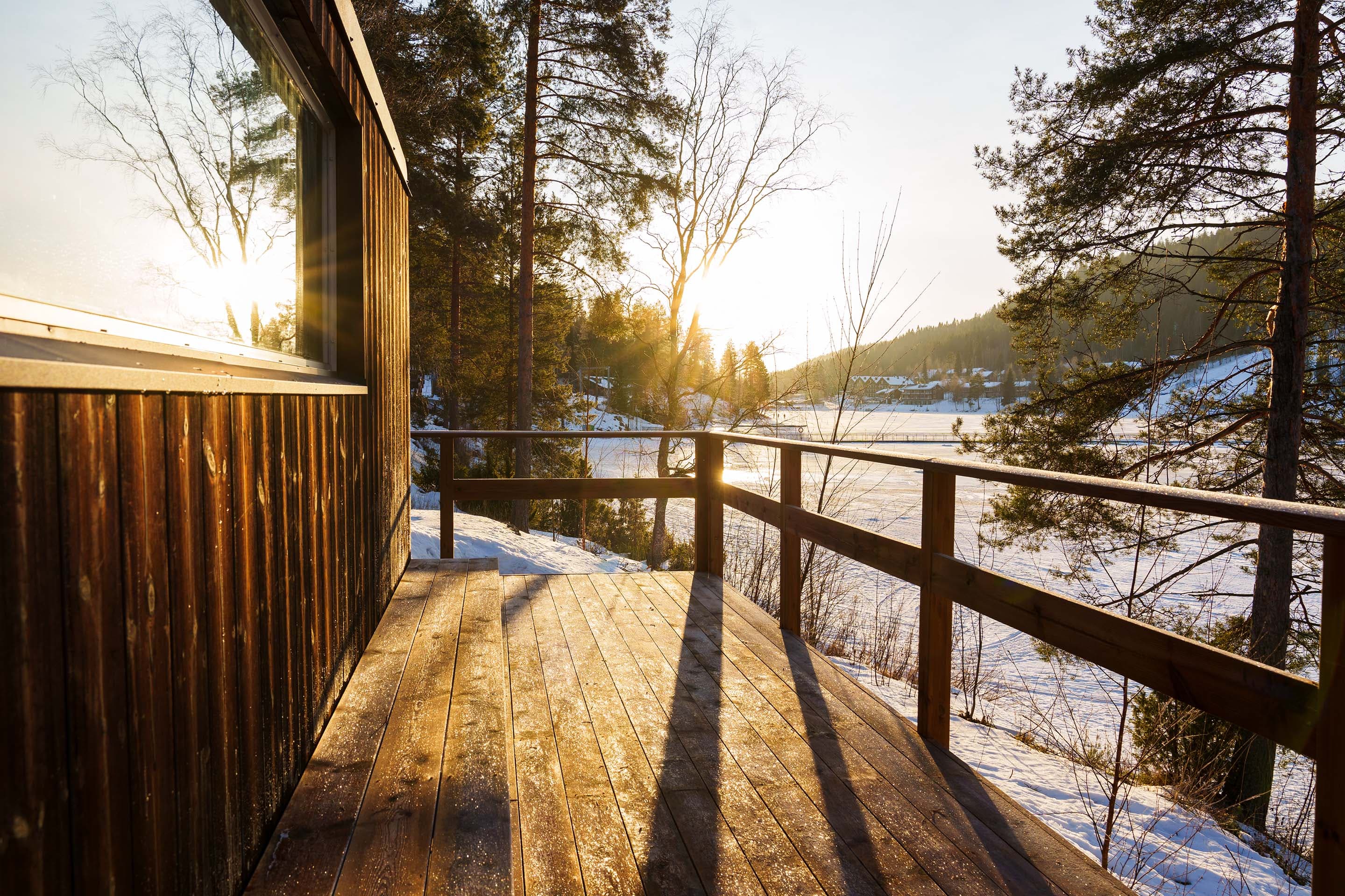 Löylykontti sauna and terrace on the shore of Syväri in Tahko